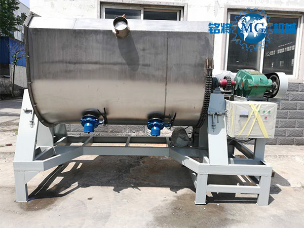 工人和真石漆攪拌機需要休息和補充，以更好地提高效率